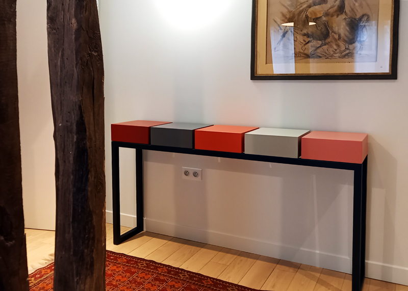 https://www.lespiedssurlatable.com/wp-content/uploads/2017/07/Console-moderne-couleurs-sur-mesure-tiroir-boi-Console-Plug-Pied-client-particulier-Design-et-fabrication-meubles-modernes-Les-Pieds-Sur-La-Table.jpg