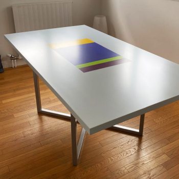 Table de repas design sur mesure et en couleurs. Fabrication et création française par Les Pieds Sur La Table mobilier design