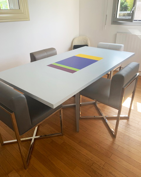 Table de repas design sur mesure. Table de repas moderne en couleurs. Fabrication et création française par Les Pieds Sur La Table mobilier design