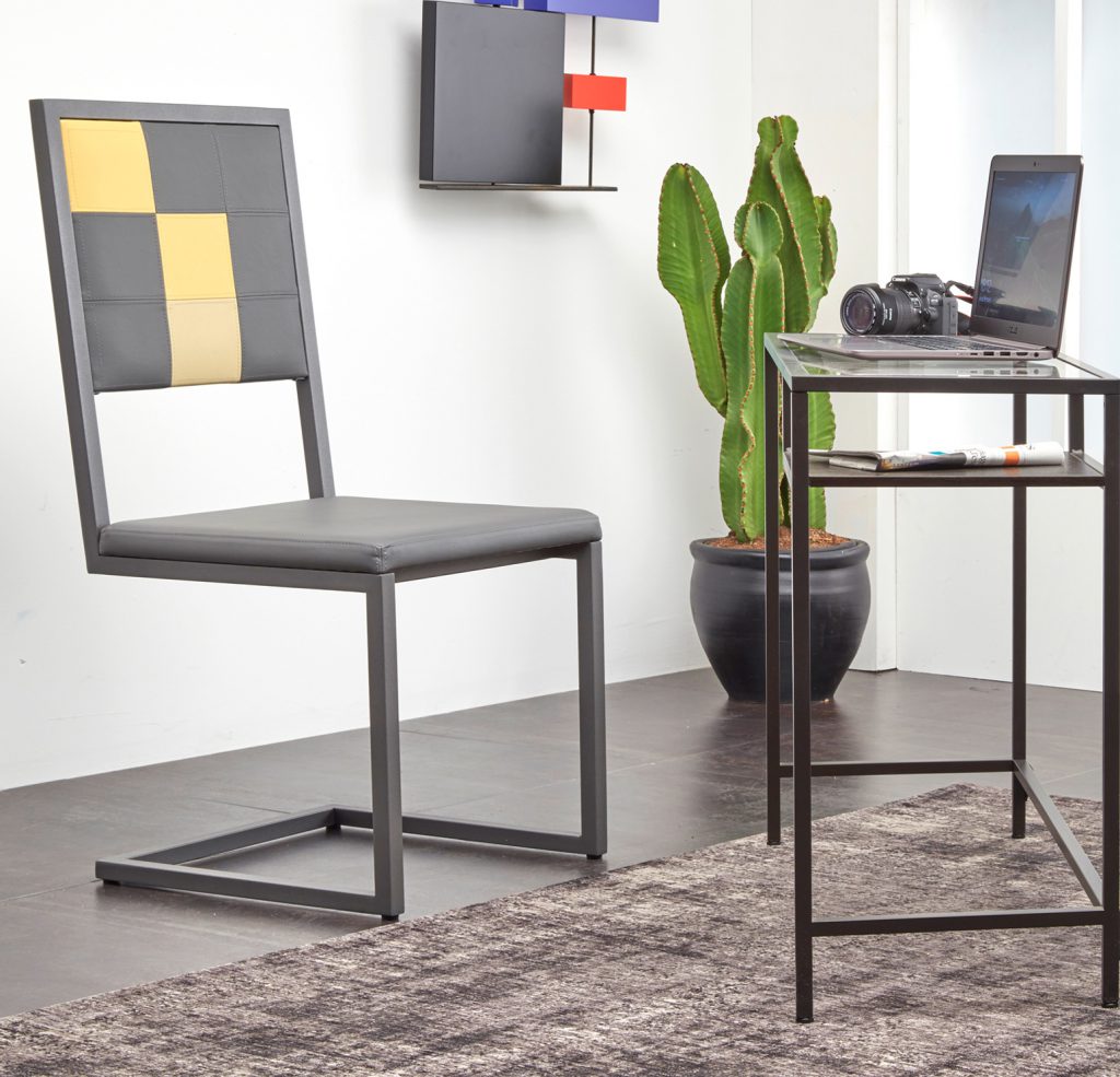 chaise de bureau design Pied-Tine, pied acier cantilever, dossier en damier sur mesure, Mobilier design Les Pieds Sur La Table