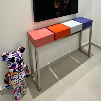 Console design sur mesure et connectée Plug&Pied réalisée avec 4 cubes dont 2 tiroirs avec prises USB sur un pied en inox brossé. Création et fabrication de meubles français Les Pieds Sur La Table Une