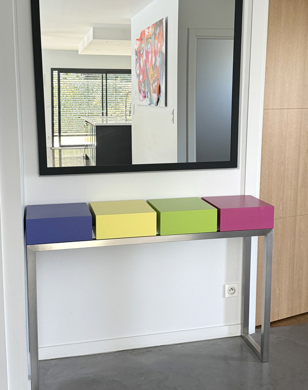 Console d'entrée design Pied-Estal réalisée sur mesure avec 4 cubes dont un tiroir (le jaune) sur un pied en inox brossé. Création et fabrication française Les Pieds Sur La Table