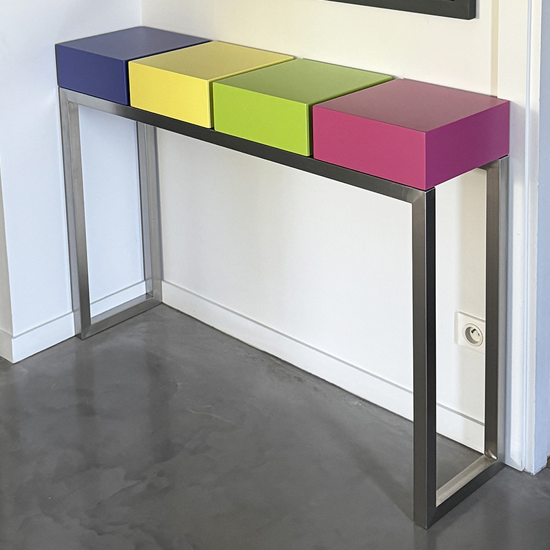 Console d'entrée design Pied-Estal réalisée sur mesure avec 4 cubes dont un tiroir (le jaune) sur un pied en inox brossé. Création et fabrication de meubles français Les Pieds Sur La Table