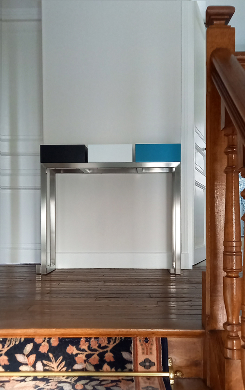 console décorative sur mesure-pied-inox-et-laque-bleue-Meubles-Les-Pieds-Sur-la-Table-realisation-client