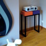 console moderne sur mesure avec 2 cubes laqués couleurs orange pop et aubergine, structure en acier noir. Console Pied-Estal réalisée pour une maison particulière, Mobilier design modulable Les Pieds Sur La Table