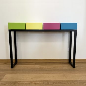 Console design sur mesure avec 1 tiroir et 3 cubes fixes. Meuble Les Pieds Sur La Table créateur et fabricant français de meubles.